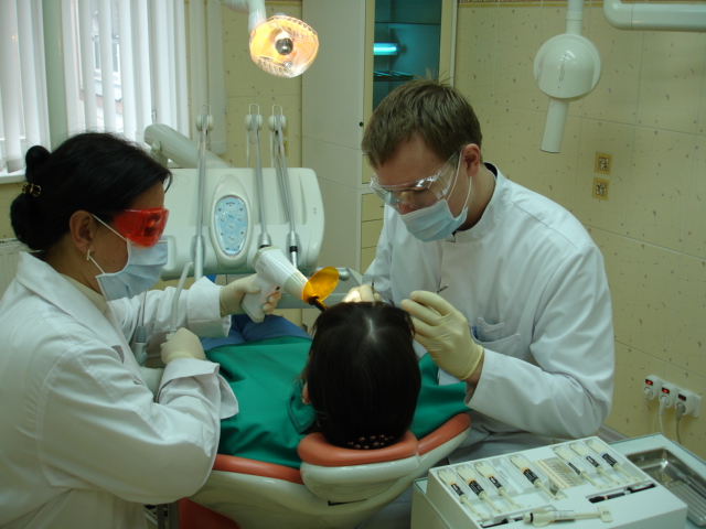 Во время беременности женщине необходимо посещать стоматолога