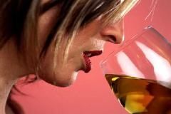 Алкоголизм повреждает мозг женщин в три раза быстрее
