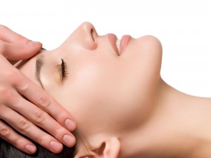 Как избавиться от головной боли и стресса с помощью массажа головы и шеи