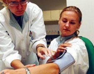 Постоянный контроль артериального давления помогает женщинам с диабетом первого типа и хронической почечной недостаточностью выносить ребенка.