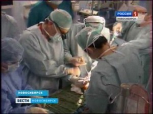 Новосибирские хирурги имплантировали пожилой женщине бесшовный сердечный клапан