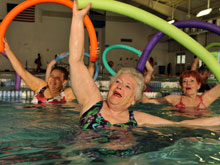 Тренировки в теплой воде снижают давление у людей со стойкой гипертонией