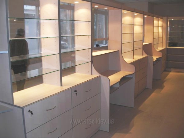 Особенности выбора торгового оборудования для аптек и оптик