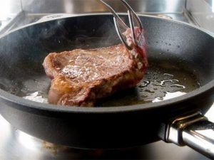 Употребление жареного мяса опасно для сердца