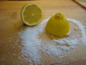 Лимоны с солью хорошо снижают кровяное давление и еще крайне полезны для этого