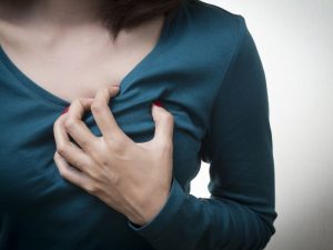 Кардиолог Саймон Редвуд объяснил, какая боль в груди может говорить об инфаркте