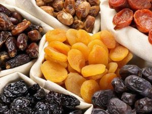 Не помогают худеть и повышают сахар в крови: диетологи о вредной стороне сухофруктов