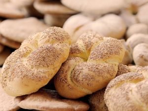 Хлеб, булки и продукты с трансжирами: названа еда, ведущая к инсульту и инфаркту