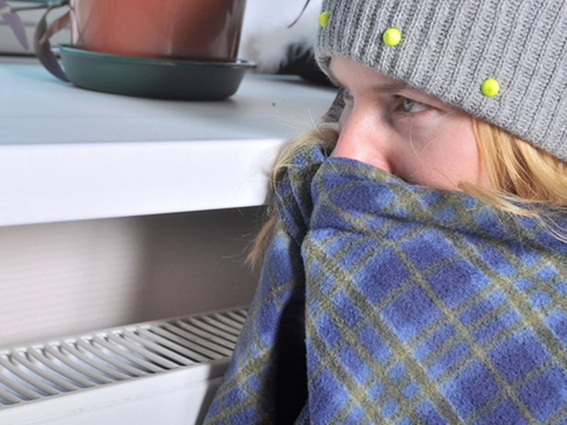 Ученые: холодные руки и ноги у стройных людей связаны с опасным синдромом