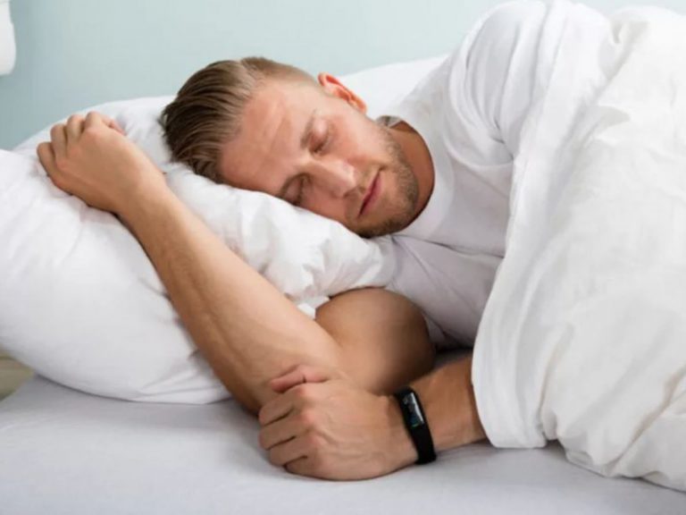 Кардиолог назвал полезные и вредные позы для сна