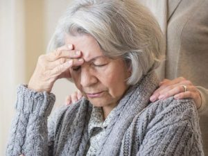 Особая забывчивость и нежелание общаться: названы ранние признаки деменции