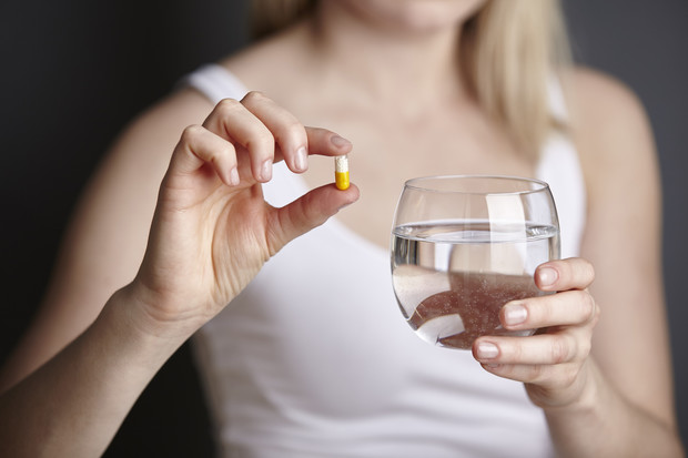 Чем нужно запивать таблетки и почему