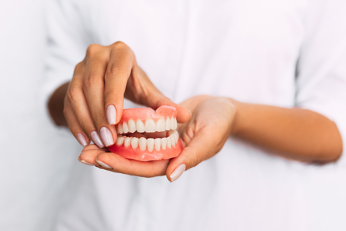 Протезирование зубов: особенности проведения, показания, преимущества