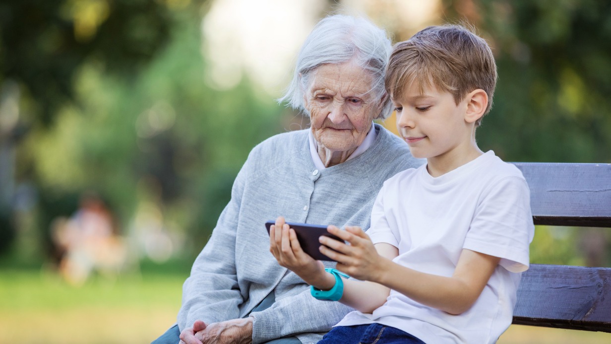 Напрягай мозги, бабуль: как смартфоны помогают в борьбе с деменцией