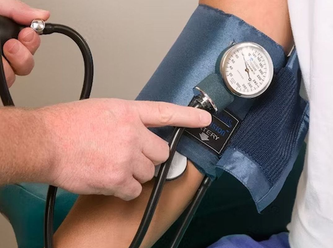 «Лечь или принять успокоительное»: врач Кондрахин назвал способы снизить давление дома