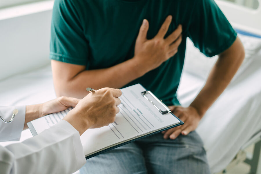 Россиян предупредили о провоцирующей проблемы с сердцем распространенной привычке