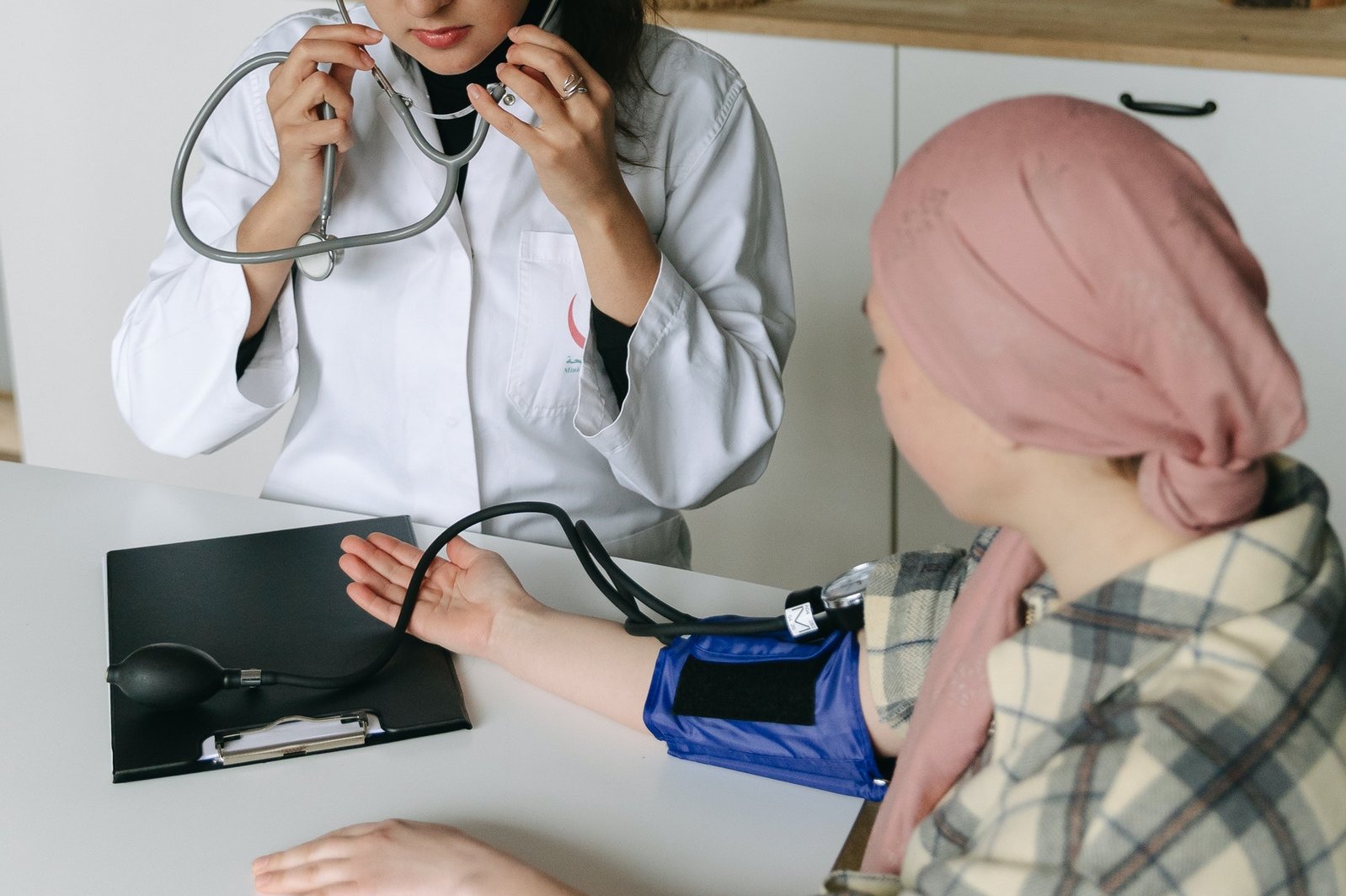 Как определить высокое давление без тонометра