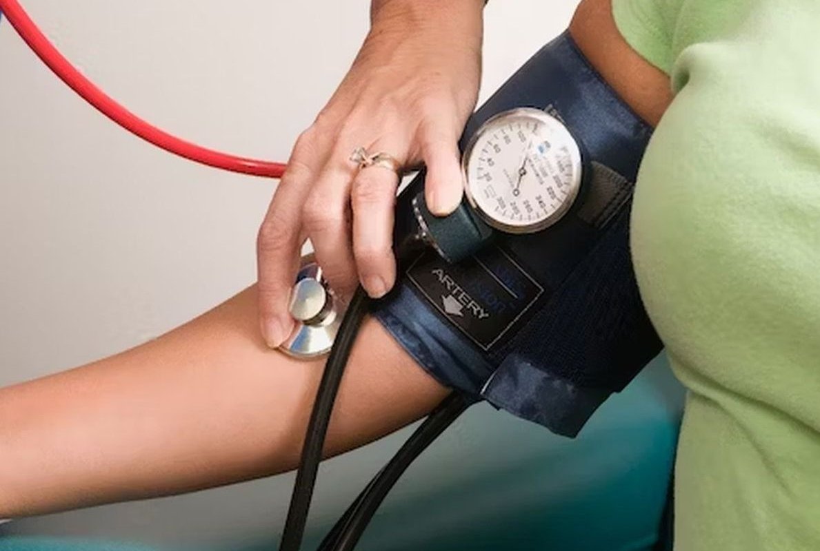 Врач Бязрова: при небольшом повышении давления снизить его помогает ванна для ног