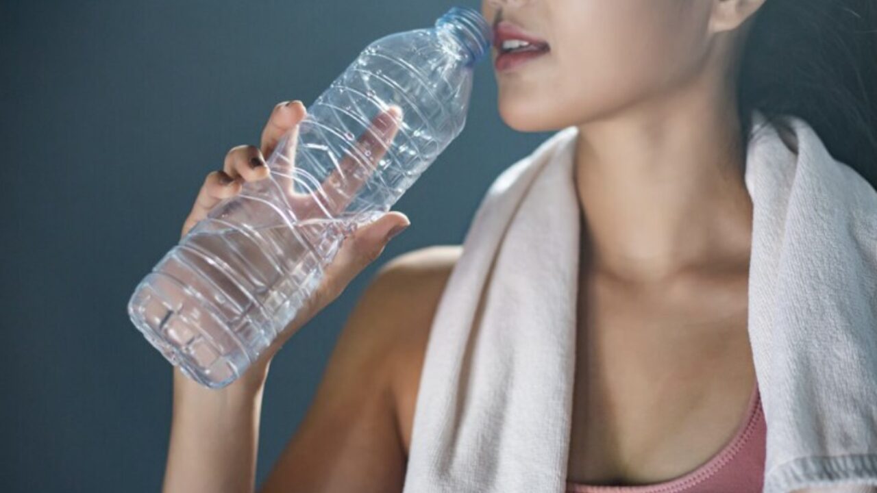 Microplastics: микропластик в бутилированной воде может повышать давление