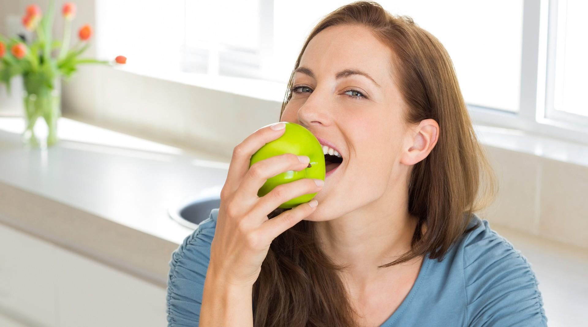 Ученые из КНР рассказали, сколько яблок нужно есть для снижения риска ССЗ